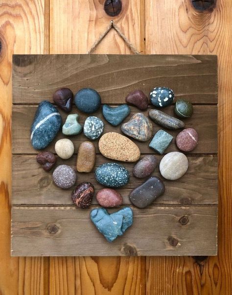 Beach Rocks Crafts, Stone Patio Ideas, River Rock Crafts, Wallpaper Stone, Rock Crafts Diy, Paint Stone, Stone Pictures Pebble Art, Stone Paint, Garden Rock Art