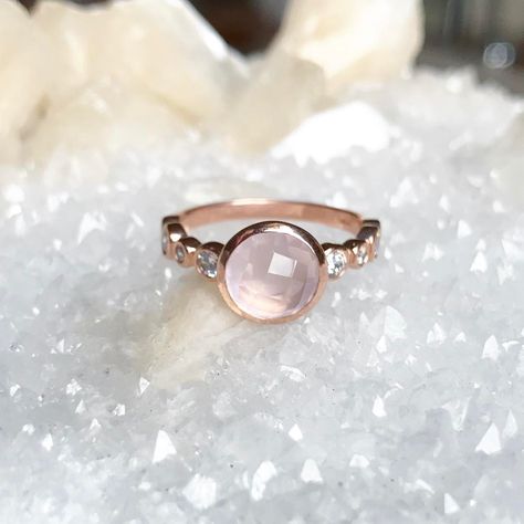 Rose quartz, rose gold 🌷#kamariajewelry #details #rosequartz #rosegold #ring #pink #rose #gemstone #jewelrydesign #jewelrylover #jewelrygram #jewelryaddict #jewelry #jewelrydesigner #handmade #ringoftheday #ring #fashion #blush #geode #sparkle Rosegold Ring, Crystals Quartz, Moon Bracelet, Hand Necklace, Rose Quartz Ring, Professional Jewelry, Ring Fashion, Crystal Choker, Green Opal