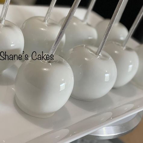 White Candy Apples, White Candies, Chocolate Apple, Candied Apples, Apple Ideas, Gourmet Apples, Secret Party, Chocolate Apples, Candied Fruit