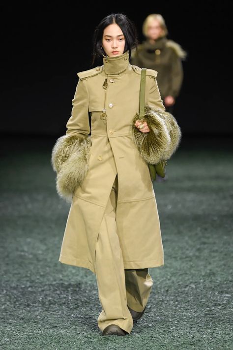 Burberry Fall 2024 Ready-to-Wear Runway, Fashion Show & Collection Review [PHOTOS] Fall Fashion 2024 Women Trends, Burberry Fashion Show, Trench Outfit, 2024 Runway, Textures Fashion, Fall Runway, Winter Fashion Outfits Casual, Spring 2025, Show Collection