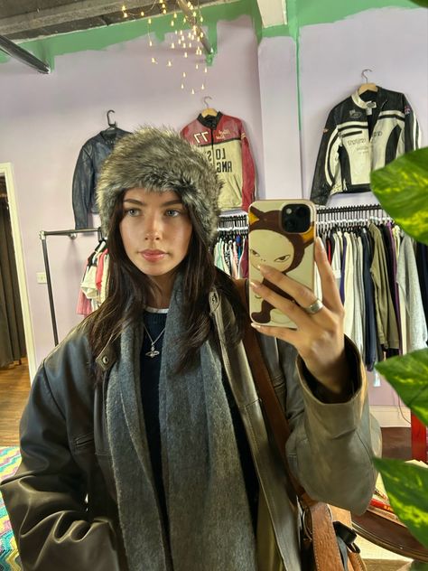 Beanie And Gloves Outfit, Brown Fur Hat Outfit, Fur Headband Outfit Winter, Fur Headband Outfit, Winter Headband Outfit, Fur Scarf Outfit, Oversized Brown Leather Jacket, Outfit Inspo Layering, Fur Hat Outfit