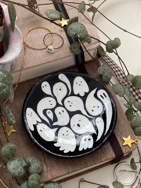 Clay Coaster Ideas, Upcycle Cardboard, Cute Trinket Dish, Ghost Clay, Clay Coasters, Diy Pottery Painting, Clay Ring, Jewellery Dish, Air Dry Clay Projects