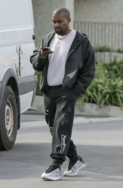 Kanye West Wearing Yeezy, Kanye West Outfits, Kanye Fashion, Kanye Yeezy, Kanye West Style, Yeezy Fashion, Yeezy Outfit, Tapered Sweatpants, Sweatpants Outfit