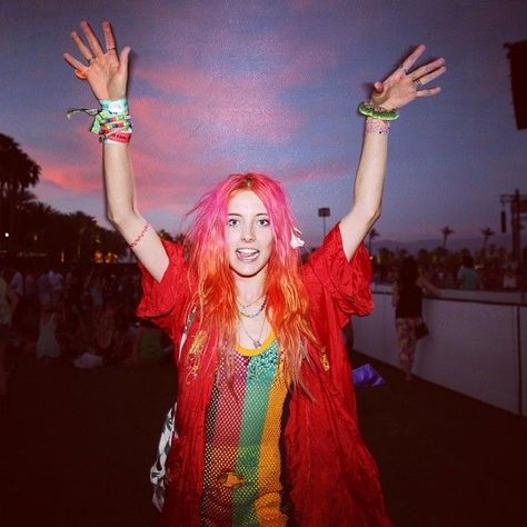 Indie Scene Style, Chloe Norgaard, Iconic Hair, Indie Scene, Look Grunge, 2010s Fashion, Indie Sleaze, Playful Style, Coachella Festival