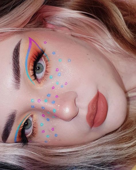 Colorful Freckles Makeup, Flower Freckles Makeup, Confetti Freckles, Gem Freckles, Colorful Freckles, Flower Freckles, Colorful Graphic Liner, Makeup For Fair Skin, Neon Eyeliner