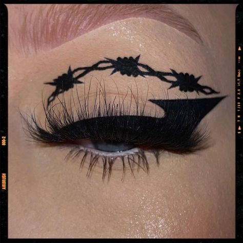 Graphic eyeliner with barbed wire design, grunge style! Punk Rock Makeup Tutorial, Graphic Liner Ideas Goth, Barb Wire Eyeliner, Barbed Wire Eyeliner, Gothic Graphic Eyeliner, Barbed Wire Makeup, Edgy Eyeliner Aesthetic, Cross Eyeliner, Goth Eyeliner Designs