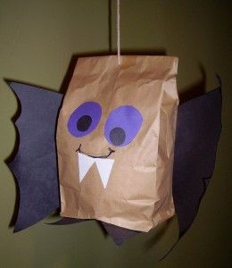 These Batty Brown Paper Bags will make your Halloween decorations look even more spook-tacular! | AllFreeKidsCrafts.com Halloween Paper Bags, Haunted House Craft, Timetable Ideas, Bag Puppet, Study Timetable, Halloween Lunch, Brown Paper Bags, Halloween Class Party, Light Halloween