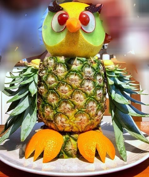 Animals From Fruit And Vegetables, Animals Made From Fruit And Veg, Fruit Platter Animal Designs, Parrot Eating Fruit, Buah Naga, Fruit Buffet, Pineapple Christmas, Deco Fruit, Fruit Basket Gift