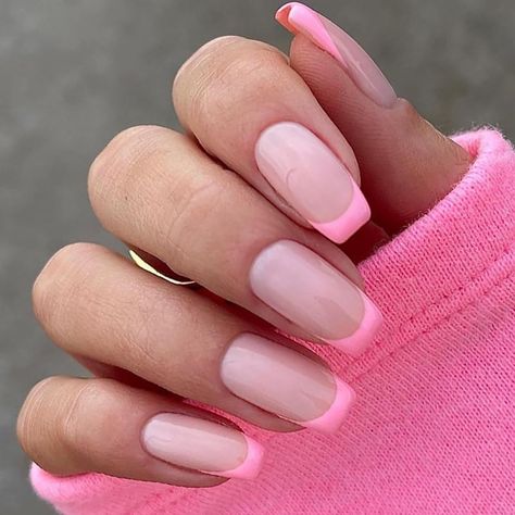 PRICES MAY VARY. 【Package Contents】: You will get 24 pcs french tip fake nails, 1 pcs nail file, 24 pcs of jelly glue and 1 pcs wooden stick. 【Safe Material】: These pink false nails are made of quality acrylic material, non-toxic and gentle to your nails and skin, durable and not easy to scratch. 【Easy to Use】: Pink acrylic nails with jelly glue can get your favorite manicure in just 5 minutes without waiting at the nail salon. Some simple steps allow you to get the same impressive professional French Tip Fake Nails, Champagne Nails, Acrylic Nail Supplies, Cute Pink Nails, October Nails, Vibrant Nails, French Acrylic Nails, Fake Nails With Glue, Pink Nail Designs