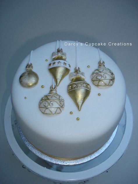 Explore Darcy's Cupcake Creations' photos on Flickr. Darcy's Cupcake Creations has uploaded 406 photos to Flickr. Bauble Cake, Winter Torte, Mini Christmas Cakes, Ornament Cake, Winter Cakes, Christmas Themed Cake, Christmas Cake Designs, Christmas Cake Topper, Christmas Cake Decorations