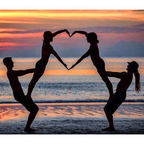 Group Yoga Poses, Acro Yoga Poses, Yoga Challenge Poses, Partner Yoga Poses, Cute Beach Pictures, Bff Poses, Gymnastics Poses, Summer Picture Poses, Partner Yoga