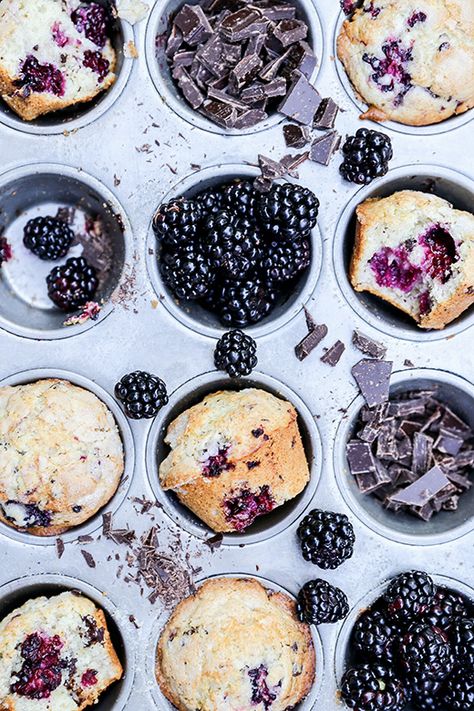 Blackberry-Chocolate Chunk Muffins Tortellini Pesto, Blackberry Chocolate, Blackberry Muffins, Muffins Recipes, Slow Cooker Desserts, Blueberry Muffins, Chocolate Muffins, Breakfast Cake, Muffin Tin