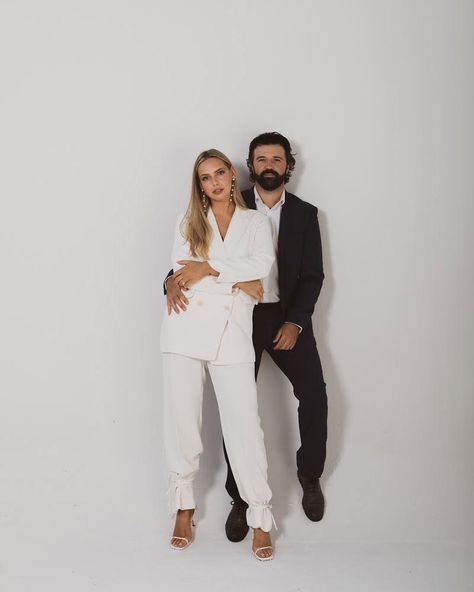 White Outfit Christmas, Indoor Shoot, Rich Couple, Outfit Christmas, Photoshoot Inspo, White Outfit, Couple Photo, Couple Shoot, White Blazer