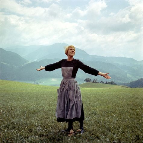 JULIE ANDREWS IN THE SOUND OF MUSIC (1965) Georg Von Trapp, Heather Menzies, Klasik Hollywood, Sound Of Music Movie, Iconic Halloween Costumes, Julie Christie, Christopher Plummer, The Sound Of Music, Julie Andrews