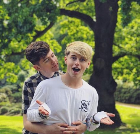 #wattpad #fanfiction Stories when Roadtrip are sick, HRVY my also be featured. Some in the old flat and some in Hogwarts. Roadtrip Boyband, Roadtrip Tv, Betty And Jughead, Anime Boy Sketch, Sinus Infection, My Travel, Apple Juice, Gay Love, The Duff