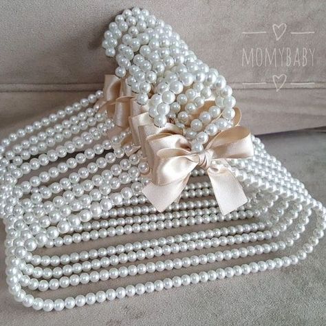 Pearl Hanger, Tas Vintage, Hand Beaded Bag, Desain Pantry, Pearl Crafts, Decoration Shabby, Sac Diy, Desain Furnitur Modern, Wedding Gifts Packaging