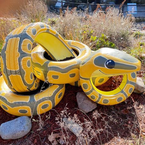 Tire Crafts Garden Decorations, Old Rims Ideas Diy, Tire Yard Art, Fun Yard Ideas, Tire Animals, Tire Repurpose, Tire Frog, Tire Decor, Tired Animals