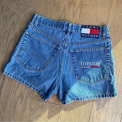 Insanely Rare & Cute Little Vintage Tommy Jeans Blue Denim Jean Shorts Featuring A Tommy Hilfiger Patch & The Cutest Tommy Logo On The Back. Soooo Iconic, These Bottoms Will Be Sure To Get All Eyes On You!! The Shorts Close Together With A Metal Clasp But Unfortunately Are Missing The Inside Button. Other Than That These Shorts Are In Brand New Condition! Size: Labeled 3 Measurements: Waist- About 27” Rise- 10” Inseam- 2.5” Denim Shorts Outfit Women, Shorts Demin, Tommy Hilfiger Outfits, 80s Clothes, Denim Shorts Outfit, Vintage Jean Shorts, Tommy Hilfiger Girl, Shorts Outfits Women, Bathroom Themes