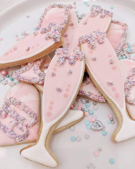 Champagne Flute Cookies, Wine Glass Cookies, Wedding Biscuits, Celebration Cookies, Birthday Biscuits, Glass Cookies, Cookies Theme, Bridal Shower Cookies, Shower Cookies