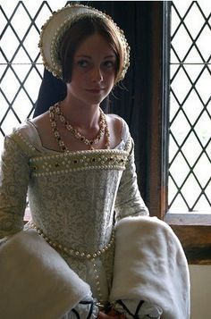 Historic Dresses, Catherine Howard, Tudor Gown, 16th Century Fashion, Tudor Dress, Tudor Fashion, Tudor Costumes, Story Images, Tudor Era