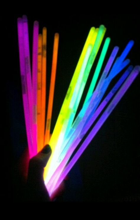 Glow Astethic, Glow Stick Aesthetic, Glowsticks Aesthetic, Led Light Stick, Sweet Sixteen Birthday Party Ideas, Twin Birthday Parties, Neon Decor, Glow Stick, 13th Birthday Parties