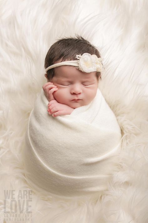 Cute Newborn Baby Pics, New Borned Baby Girl, Newborn Girl Photoshooting, Newborn Photography Girly, Newborn Diy, Photography Girly, Born Baby Photos, Diy Photoshoot, Girly Pics