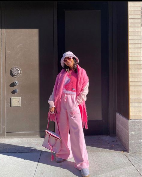 Dopamine Outfits, Monica Style, Colorful Street Style, Vintage Outfit Inspiration, Colourful Fashion, Pink Streetwear, Dopamine Dressing, Comfy Winter, Monochromatic Outfit