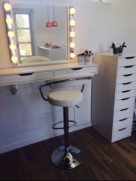 Makeup Room Design, Makeup Tables, Ikea Home Office, Makeup Studio Decor, Room Makeup, Rangement Makeup, Beauty Room Decor, Vanity Ideas, Vanity Room