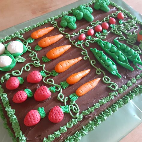 Gorgeous and Delicious Garden Cake with Fondant Veggies! – Tamara Central Buttercream Garden Cake, Veggie Birthday Party, Gardening Birthday Cake, Garden Cake Design, Garden Cake Ideas, Vegetable Cakes, Denim Feathers, Cute Birthday Cake, Gluten Free Marshmallows