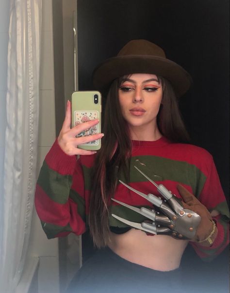 freddie krueger halloween costume for women mirror selfie Dark Hair Halloween Costumes Women, Slasher Halloween Costume Women, Horror Custome Halloween, Halloween Costume Short Brown Hair, Slasher Costumes Women, Simple Freddy Krueger Makeup, Hallowen Costume Ideas For Women Easy, Scary Movie Halloween Costumes Women, Freddy Krueger Costume Women Makeup