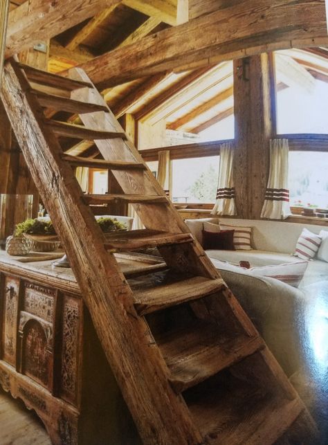 Ideas Under The Stairs, Seating Area Ideas, Design Casa Piccola, Cottage Stairs, Rustic Staircase, Rustic Stairs, Stair Ladder, Wooden Staircase, Cabin Living Room