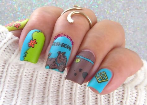 Daphne Nails Scooby Doo, Daphne Scooby Doo Nails, Scooby Doo Nails Simple, Scooby Doo Halloween Nail Art, Scooby Doo Nail Art, Scooby Doo Nails Acrylic, Spongebob Gel Nails, Scooby Doo Nails, 80s Nails