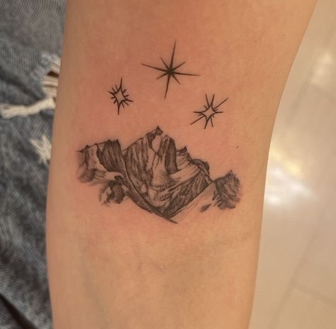 Ramiel Mountain Tattoo, Ramiel Mountain, Acotar Ramiel Mountain Tattoo, Cloud Tattoo, Daisy Tattoo, Mountain Tattoo, Book Tattoo, A Court Of Mist And Fury, Tattoo Drawings