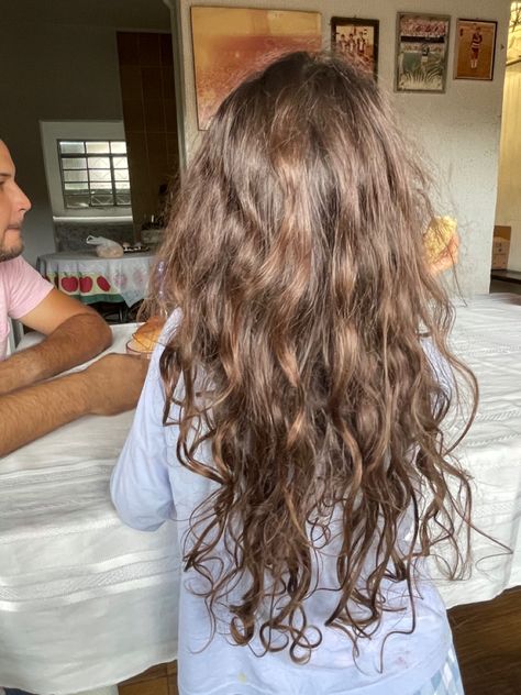 Naturally Curly Wavy Hair, Wavy Messy Hair, Messy Wavy Hair, Brown Wavy Hair, Hairdos For Curly Hair, Peinados Fáciles Para Cabello Corto, Wavy Curly Hair, Long Wavy Hair, Brunette Hair