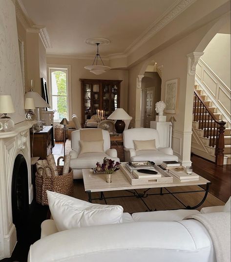 Narrow Rectangular Living Room Layout, Traditional Colonial Living Room, French House Decor, Narrow Living Room Layout, Chic Living Room Furniture, Brownstone Interiors, Goals 2023, Apartment Size Furniture, Rectangular Living Rooms