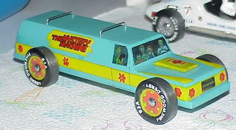 Mystery Machine Derby car Pinewood Derby Cars Ideas, Derby Car Ideas, Pinewood Derby Cars Templates, Car Template, Pinewood Derby Car, Dog Car Accessories, Feathered Hair, Derby Car, Derby Ideas