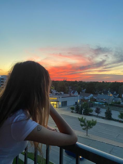 Aesthetic Balcony Pics, Balcony Selfie Ideas, Balcony Pictures Instagram, Balcony Poses Photo Ideas, Balcony Photoshoot Ideas, Sunset From Balcony, Balcony Picture Poses, Balcony Poses, Balcony Pics