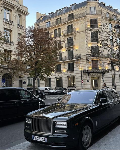 Elegant City Aesthetic, Paris Old Money, Old Rolls Royce, Qatar Travel, Royce Car, Rich Cars, Streets Of Paris, Winter Photoshoot, Rolls Royce Phantom