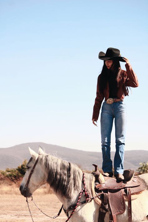 Cowgirl Mirror Selfie, Horse Riding Outfit Women Casual, Western Cowgirl Hat, Women In Cowboy Hats, Cowboy Hat Outfit Woman Casual, Horse Riding Aesthetic Outfit, Ranch Girl Aesthetic, Cowboy Asethic Outfits, Grey Cowboy Hat Outfit