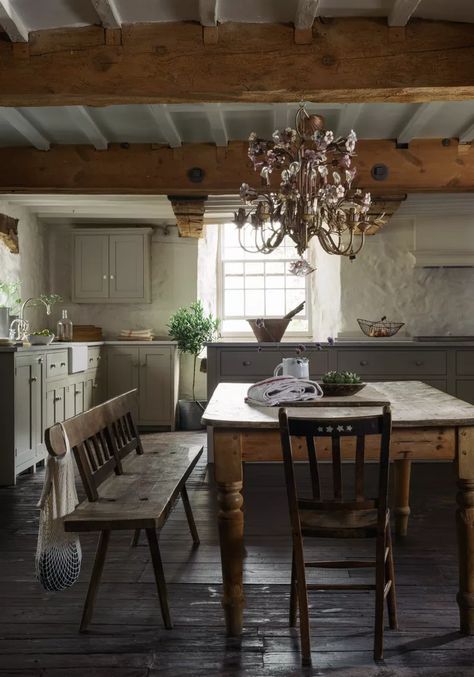 Cottage kitchen ideas - design inspiration | Country Rustic Country Kitchens, Devol Kitchens, Country Kitchen Designs, Stil Rustic, European Home Decor, Cottage Kitchens, Country Style Kitchen, Classic Kitchen, French Country Kitchen