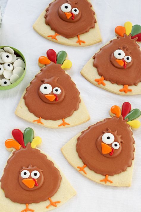 Simple Turkey Cookies - Thanksgiving Cookies are Sugar Cookies Decorated with Royal Icing www.thebearfootbaker.com Halloween Sugar Cookies Decorated, Cookies Decorated With Royal Icing, Turkey Cookies, Halloween Cookies Decorated, Halloween Sugar Cookies, Thanksgiving Cookies, Thanksgiving Treats, Sugar Cookie Designs, Fall Cookies