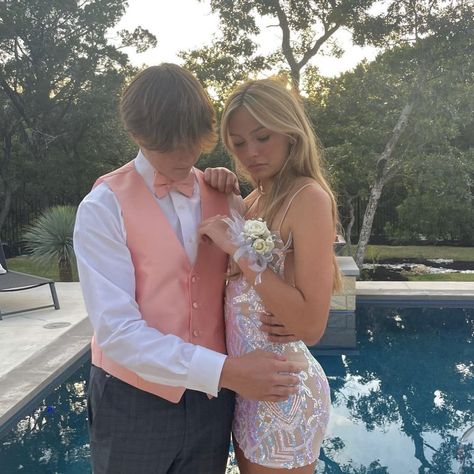 hoco! 💗 dating site bio ideas senior match dating bio free dating sites app free dating websites divas bumble #dating #hoco Hoco Dates, Couples Prom Outfits, Hoco Couples, Hoco Date, Semi Ideas, Homecoming Pics, Hoco Poses, Couples Prom, Hoco Pictures