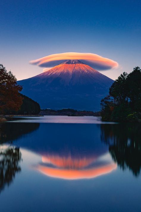 Lenticular Cloud / Altocumulus lenticularis / Nuage lenticulaire / Image by Dave Wong from flickr Lenticular Clouds Wallpaper, Poem Pictures, Mountain Pics, Beautiful Sky Pictures, Weather Phenomenon, Majestic Nature, Art Competition Ideas, Sky Gazing, Lenticular Clouds