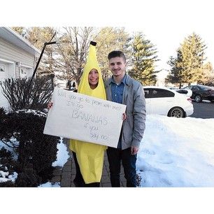 I mean, for real, how could you say no to a banana? | Did You Know That High Schoolers Are Sharing Absolutely Adorable #Promposals On Instagram? Hoco Posters, Farewell Letter, Dance Ideas, Go Bananas, Prom Proposal, A Banana, Singles Day, For Real, Bananas