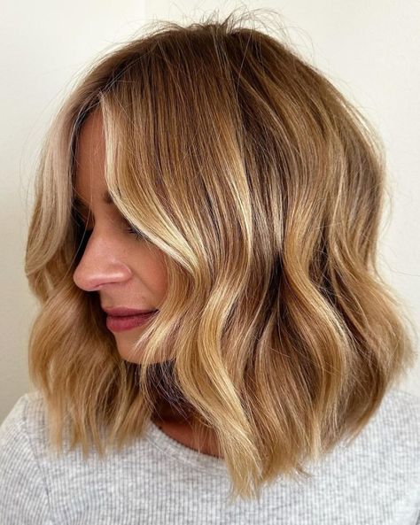 Honey Brown Bob with Blonde Along the Face Honey Brown Hair Bob, Honey Blonde Balayage Short Hair, Golden Honey Blonde Hair Caramel, Short Golden Blonde Hair, Chopping Hair, Dark Blonde With Money Piece, Light Face Framing, Honey Brown Bob, Warm Dirty Blonde Hair