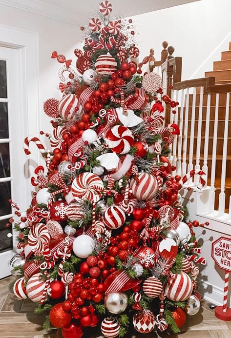 All Red Christmas Decor, Christmas Decor Red And White, Creative Christmas Tree Ideas, Christmas Tree Decorations Ribbon, Christmas Tree Inspo, Holidays 2023, Gingerbread Christmas Tree, Candy Christmas Tree, Diy Christmas Tree Topper