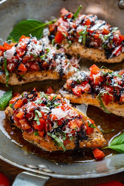 Bruschetta Chicken Low Carb Bruschetta Chicken, Caprese Chicken Marinade, Healthy Bruschetta Chicken, Simple Healthy Chicken Dinner, Week Day Recipes, Clean Eating Italian Recipes, Bruschetta Recipe Chicken, Light Refreshing Dinner Recipes, Bruchetta Chicken Recipes