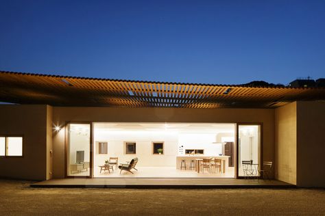 'double roof house' by japanese firm SUEP./hirokazu suemitsu + yoko suemitsu Yamaguchi Prefecture, Roofing Business, Roof House, Living Roofs, Steel Roofing, Roof Architecture, Roof Lines, Roof Styles, House Features