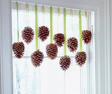 27 Cheap DIY Christmas Decorations Ideas - Great ideas to decorate your home for the holidays! Cone Ideas, Pinecone Art, Thanksgiving Decorations Outdoor, Christmas Decor Diy Cheap, Live Simple, Cheap Christmas Diy, Cone Crafts, Ideas Navideñas, Diy Pinecone