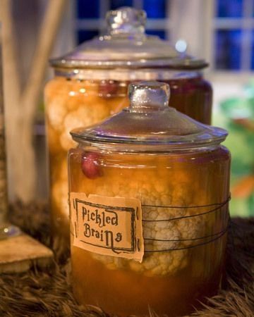 Brains in a Jar (Using Cauliflower) Dekorasi Halloween, Scary Halloween Decorations Diy, Halloween Diy Outdoor, Hallowen Ideas, Halloween Decorations Diy Outdoor, Halloween Monster, Theme Halloween, Creepy Halloween, Halloween Recipes